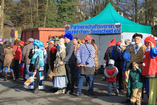 Besucher in Seelscheid am Pavillon